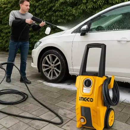 Električni visokotlačni čistilnik vozila skupaj z razpršilno pištolo